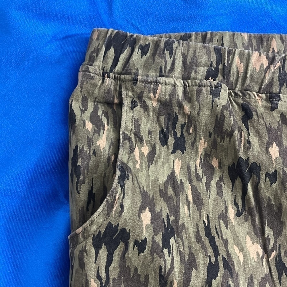 ⭐️ NWT Royalty For Me Camouflage Cropped Jogger pants- size 2X - Picture 7 of 10